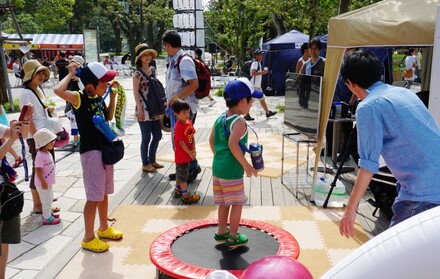 自撮りトランポリンの展示風景